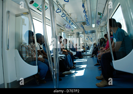 Les passagers à l'intérieur de la gare de métro de Bangalore Banque D'Images