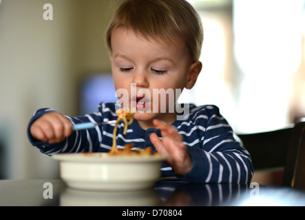 Les repas des tout-petits un lui-même un bol plein de pâtes. Banque D'Images