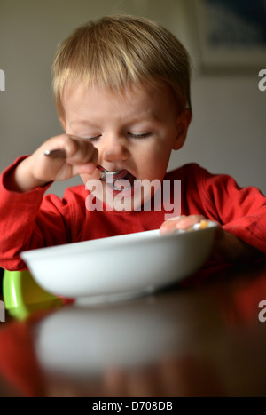 Les repas des tout-petits un lui-même un bol plein de pâtes. Banque D'Images