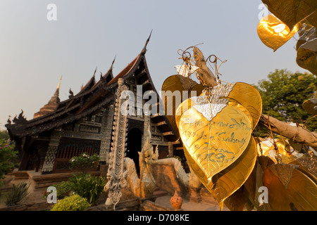 Pipal or feuille sur l'arbre de Bodhi qui souhaitent en Wat Lok Molee, Thaïlande. Banque D'Images