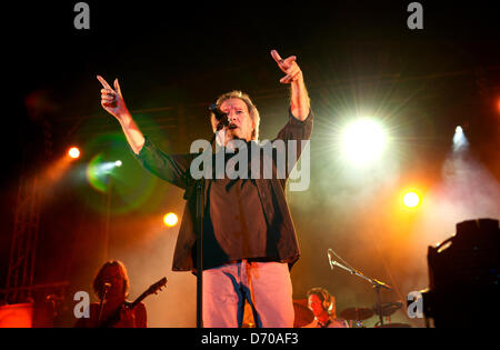 Almada, Portugal 24 avril 2013. Sergio Godinho est une célèbre chanteuse portugaise. Son style est basé sur la musique de la politique d'intervention contre la dictature vivaient avant le 25 avril au Portugal. Il a été invité à effectuer à Almada en commémoration du 39e anniversaire de la révolution du 25 avril au Portugal de mettre en œuvre le régime démocratique. Crédit : Bruno Monico /Alamy Live News Banque D'Images