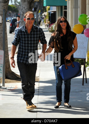 Alanis Morissette et Mario Treadway aka MC Souleye dehors et environ dans la région de Santa Monica Santa Monica, Californie - 02.03.12 Banque D'Images