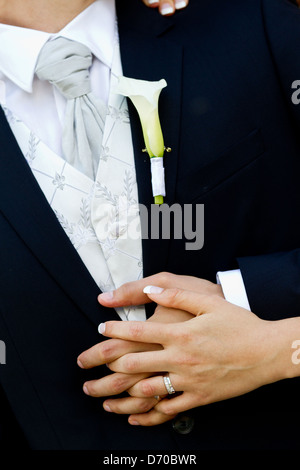 Nouvelle mariée Bride and Groom holding hands montrant joints toriques Banque D'Images