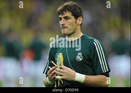 Dortmund, Allemagne, 24 avril 2013. Gardien de Madrid Iker Casillas se tient au cours de la Ligue des Champions, demi-finale match aller match de foot entre Borussia Dortmund et le Real Madrid au stade de BVB Dortmund à Dortmund, en Allemagne, le 24 avril 2013. Photo : Frederic Scheidemann/DPA/Alamy Live News Banque D'Images