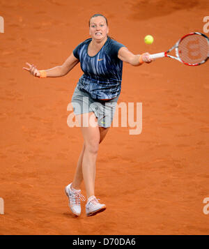 La République tchèque Petra Kvitova vagues après sa victoire pendant la série de seize match contre l'Allemagne à la Porsche Goerges WTA Tennis Grand Prix à Stuttgart, Allemagne, 25 avril 2013. Photo : BERND WEISSBROD Banque D'Images