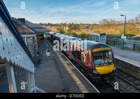 TRAIN DE BANLIEUE À LA GARE DE CHEPSTOW Banque D'Images