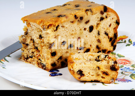 Sultana biscuit sur une plaque avec un couteau à gâteau. Banque D'Images