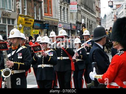 Une musique militaire joue comme le cortège funèbre pour Margaret Thatcher passe par Fleet Street à Londres. Banque D'Images