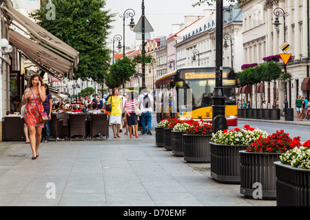 L'Europe de l'est typique centre-ville scène de rue en été à Varsovie, Pologne. Banque D'Images