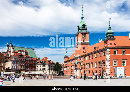 Plac Zamkowy ou Place du Château dans la vieille ville de Varsovie, Stare Miasto au plus fort de la saison touristique estivale. Banque D'Images