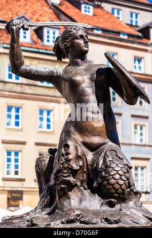 La sirène, Syrena, symbole de Varsovie, sur la place de la vieille ville. Banque D'Images