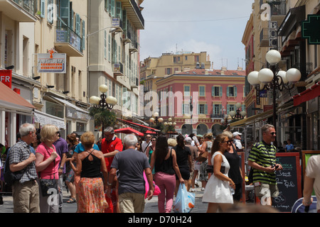 Nice, France, les touristes dans la zone piétonne Rue Massena dans le centre-ville de Nice Banque D'Images