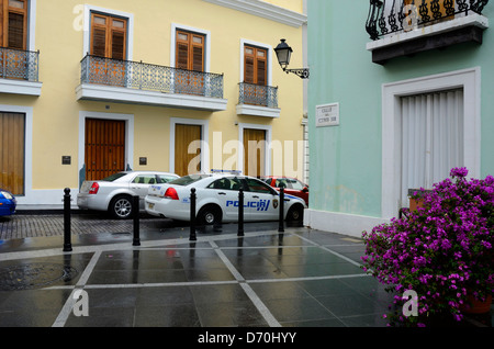 Bâtiments colorés et voiture de police dans la région de Old San Juan, Puerto Rico Banque D'Images