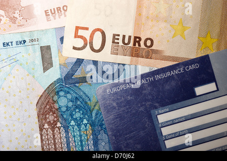 Carte européenne d'assurance maladie et des billets en euros Banque D'Images