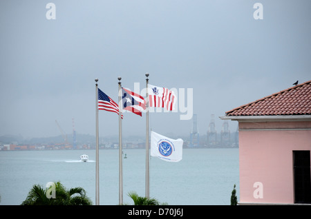 American, Portoricain, et le U.S. Customs and border control de drapeaux à San Juan, Puerto Rico Banque D'Images