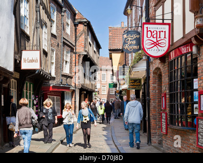 York Shambles la pagaille, l'étroite rue de pans de vieux bâtiments médiévaux, York, North Yorkshire England, UK, FR, EU, Europe Banque D'Images