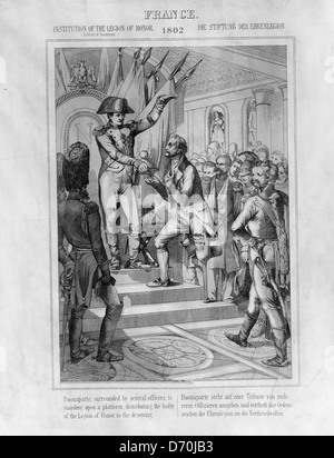 Napoléon Ier en haut d'une plate-forme à plusieurs niveaux triple mains la Légion d'honneur à un ancien combattant qui a perdu un pied au cours d'un combat. Banque D'Images