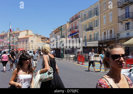 Saint Tropez, France, de touristes et de restaurants dans le port de Saint Tropez Banque D'Images