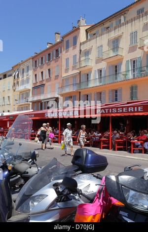 Saint Tropez, France, de touristes et de restaurants dans le port de Saint Tropez Banque D'Images