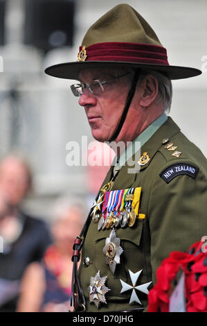 S.a.r. le Prince Richard, le duc de Gloucester ; Anzac Day, Londres, Royaume-Uni. 25 avril 2013. Gerbe de fleurs au cénotaphe. Banque D'Images