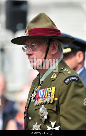 S.a.r. le Prince Richard, le duc de Gloucester ; Anzac Day, Londres, Royaume-Uni. 25 avril 2013. Gerbe de fleurs au cénotaphe. Banque D'Images