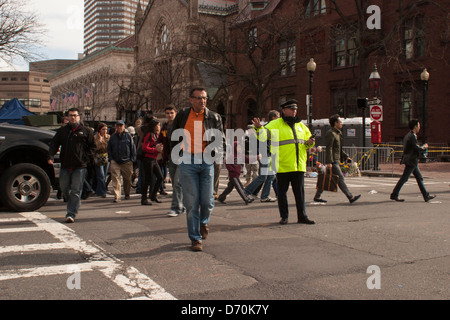 Le trafic direct de la police sur Newbury street bondé où les gens se rassemblent pour voir la suite jours après le bombardement de la Boston MA Banque D'Images