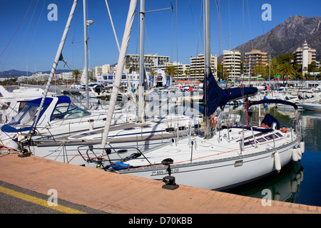 Ville de Marbella Resort waterfront port, destination populaire dans le sud de l'Espagne, Andalousie, région de Malaga province. Banque D'Images