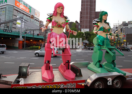 Publicité mobile Robot de restaurant dans un quartier de divertissements Kabukicho Shinjuku de nuit Tokyo Japon Banque D'Images