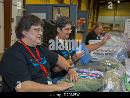 Les femmes de l'église de préparer des approvisionnements de secours au centre de secours en cas de catastrophe United Methodist Banque D'Images