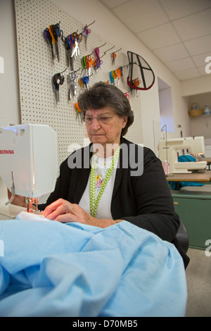 Les femmes de l'église de préparer des approvisionnements de secours au centre de secours en cas de catastrophe United Methodist Banque D'Images