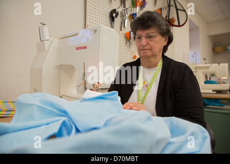 Les femmes de l'église de préparer des approvisionnements de secours au centre de secours en cas de catastrophe United Methodist Banque D'Images