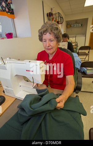 Les femmes de l'église de préparer des approvisionnements de secours au centre de secours en cas de catastrophe United Methodist Banque D'Images