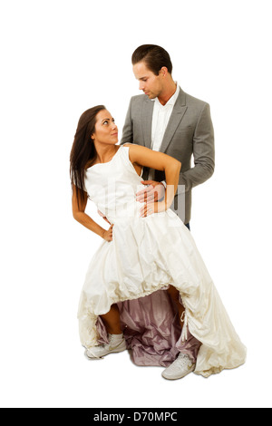 Beau couple de jeunes mariés à regarder l'autre. Isolé sur blanc. Banque D'Images