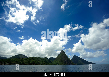 Les Pitons UNESCO World Heritage site, vu d'un yacht près de la Soufrière, Sainte-Lucie, îles du Vent. Banque D'Images