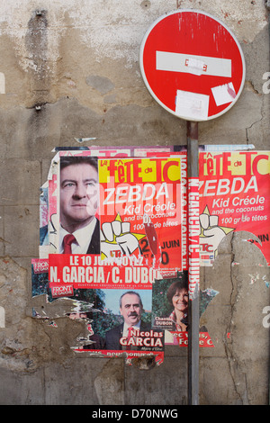 Elne, France, pas d'entrée panneau routier dans une rue à sens unique et déchiré des affiches sur un mur Banque D'Images