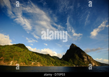 Les Pitons UNESCO World Heritage site, vu d'un yacht près de la Soufrière, Sainte-Lucie, îles du Vent. Banque D'Images