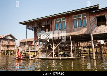 Maison sur pilotis au bord du lac, au Lac Inle, l'État de Shan, Myanmar (Birmanie), Banque D'Images