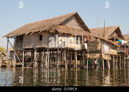 Maisons sur pilotis au bord du lac, au Lac Inle, l'État de Shan, Myanmar (Birmanie), Banque D'Images