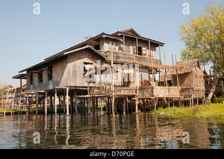 Maison sur pilotis au bord du lac, au Lac Inle, l'État de Shan, Myanmar (Birmanie), Banque D'Images