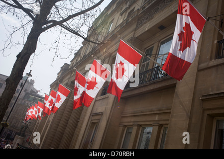 Drapeaux canadiens pendre hors du Canada House de Londres, Trafalgar Square, Westminster (plus de Description) .. Banque D'Images