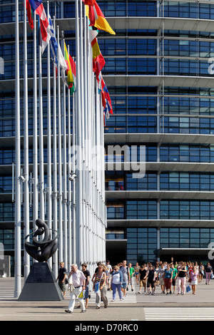 Strasbourg, France, de bannières et de visiteurs en face du siège du Parlement européen Banque D'Images