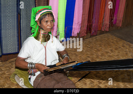 Femme au long cou de la tribu Padaung, tissage Ywama village, lac Inle, l'État de Shan, Myanmar (Birmanie), Banque D'Images