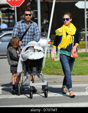 Jessica Alba et Cash Warren prendre une promenade à travers Brentwood avec leurs filles Honor Marie et Haven après le déjeuner Banque D'Images