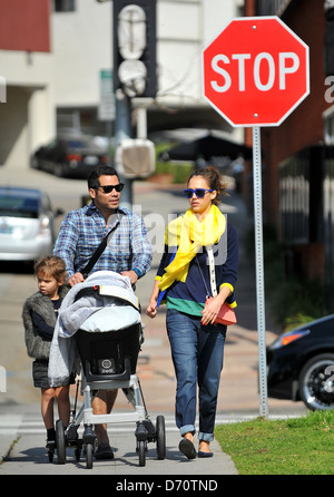 Jessica Alba et Cash Warren prendre une promenade à travers Brentwood avec leurs filles Honor Marie et Haven après le déjeuner Banque D'Images