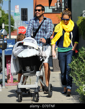 Jessica Alba et Cash Warren prendre une promenade à travers Brentwood avec leurs filles Honor Marie et Haven après le déjeuner Banque D'Images