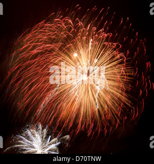 Boules colorées d'artifice sur le ciel noir Banque D'Images