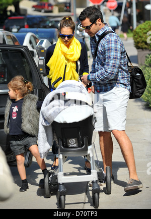 Jessica Alba et Cash Warren prendre une promenade à travers Brentwood avec leurs filles Honor Marie et Haven après le déjeuner Banque D'Images