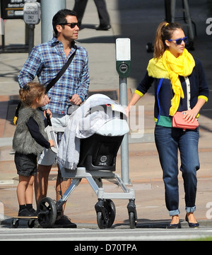 Jessica Alba et Cash Warren prendre une promenade à travers Brentwood avec leurs filles Honor Marie et Haven après le déjeuner Banque D'Images