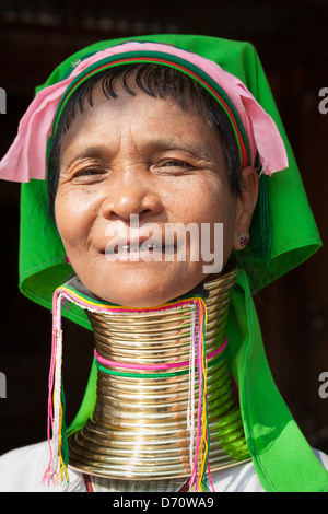 Femme au long cou de la tribu Padaung Ywama, village, lac Inle, l'État de Shan, Myanmar (Birmanie), Banque D'Images