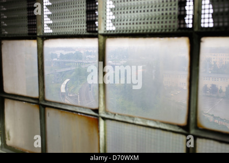 Berlin, Allemagne, regardant à travers les fenêtres aveugles sur un S-Bahn (train à Berlin-Prenzlauer Berg Banque D'Images